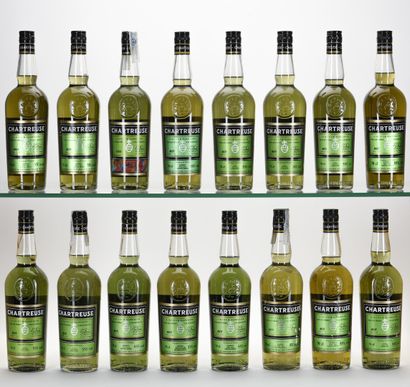 COLLECTION COMPLÈTE DE 62 BOUTEILLES DE CHARTREUSE...