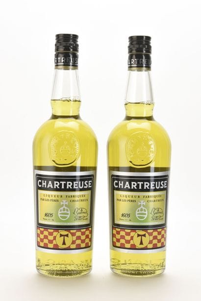 2 B CHARTREUSE LA TAU 70 cl 44% (mise 2021)...