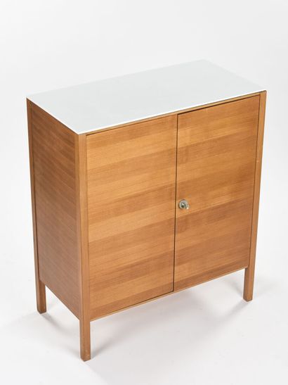 SOBORG MOBLER

Dressoir à deux portes vantaux...