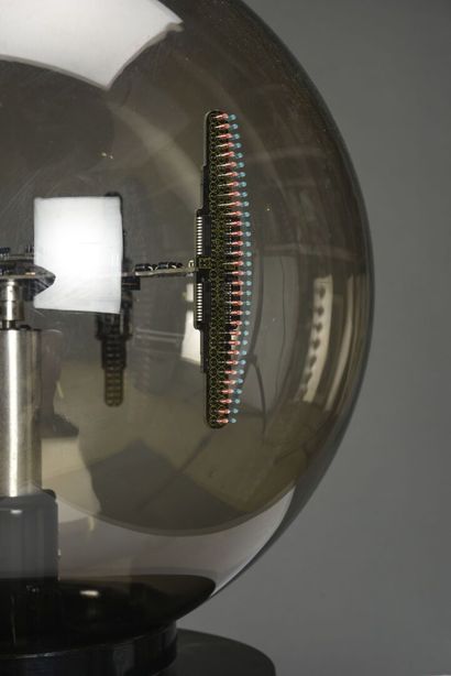 TRAVAIL 1990

Lampe de forme boule en verre...
