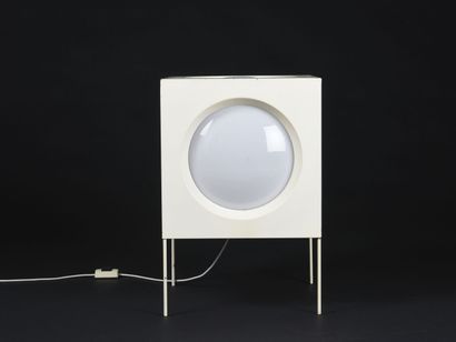 TRAVAIL 1970

Lampe de parquet de forme cube...