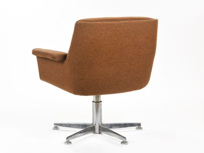 AIRBORNE 

Suite de trois fauteuils reposant...