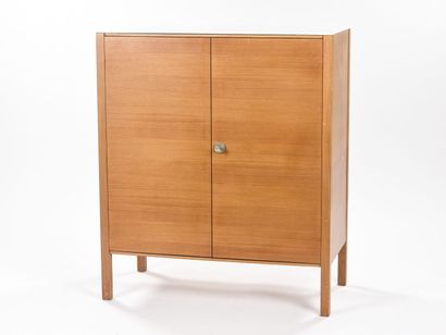 SOBORG MOBLER

Dressoir à deux portes vantaux...