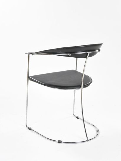 ARRBEN, ITALIA 

Suite de trois chaises modèle...