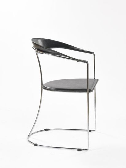 ARRBEN, ITALIA 

Suite de trois chaises modèle...