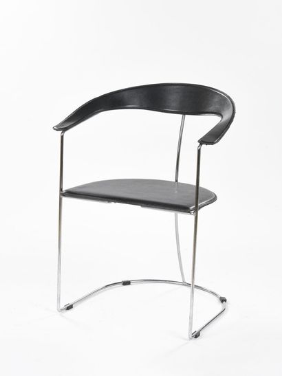 ARRBEN, ITALIA 

Suite de trois chaises modèle...