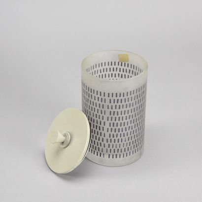 Defne KOZ (XX-XXI ème)

Boîte de forme cylindrique...