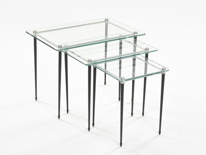 TRAVAIL 1960

Suite de trois tables gigognes...