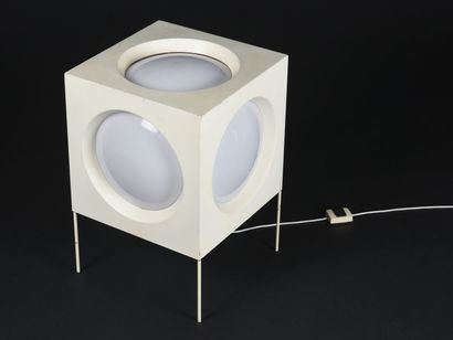 TRAVAIL 1970

Lampe de parquet de forme cube...