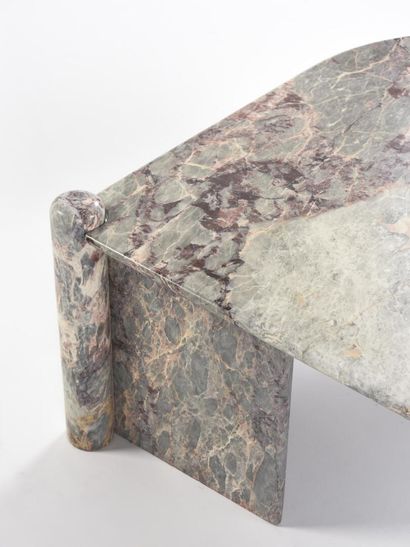 TRAVAIL 1970

Table basse de forme ovalisante...