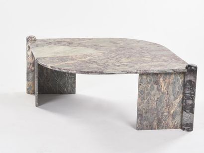TRAVAIL 1970

Table basse de forme ovalisante...