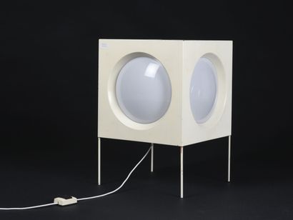 TRAVAIL 1970

Lampe de parquet de forme cube...