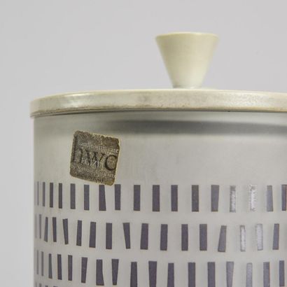 Defne KOZ (XX-XXI ème)

Boîte de forme cylindrique...