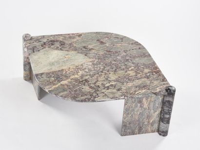 TRAVAIL 1970

Table basse de forme ovalisante...