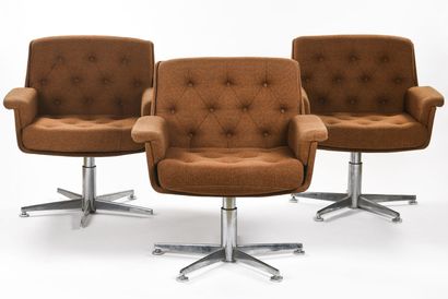 AIRBORNE 

Suite de trois fauteuils reposant...