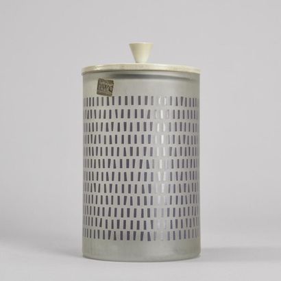 Defne KOZ (XX-XXI ème)

Boîte de forme cylindrique...