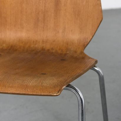 HORGEN GLARUS

Suite de huit chaises à assise...