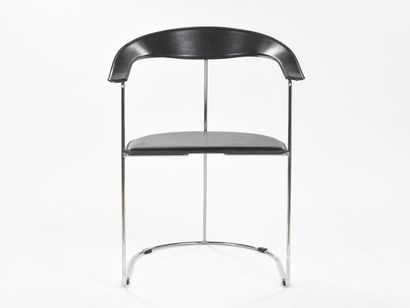 ARRBEN, ITALIA 

Suite de trois chaises modèle...