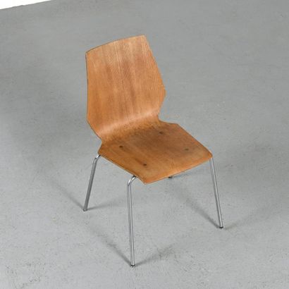 HORGEN GLARUS

Suite de huit chaises à assise...