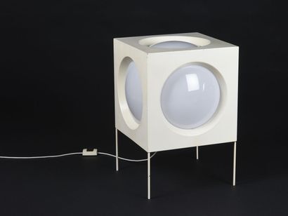 TRAVAIL 1970

Lampe de parquet de forme cube...
