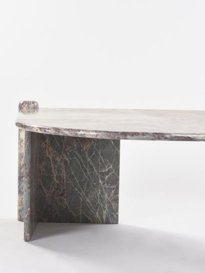 TRAVAIL 1970

Table basse de forme ovalisante...