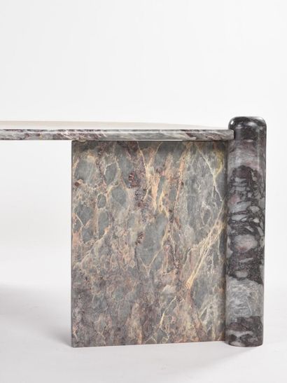 TRAVAIL 1970

Table basse de forme ovalisante...