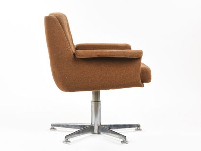 AIRBORNE 

Suite de trois fauteuils reposant...