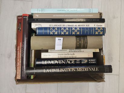Un ensemble de 13 volumes relatifs au Moyen-Age...