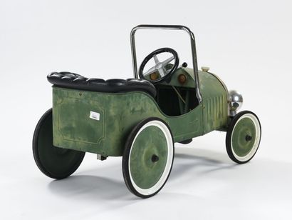 Voiture à pédales pour enfant 

En tôle verte,...