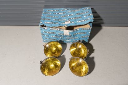 CARELO 

Jeu de 4 phares Carrelo jaunes d'origine...