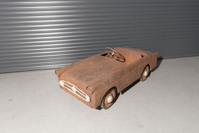 Voiture a pedales en tole

100 x 45 cm 

Etat...