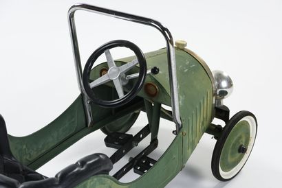 Voiture à pédales pour enfant 

En tôle verte,...