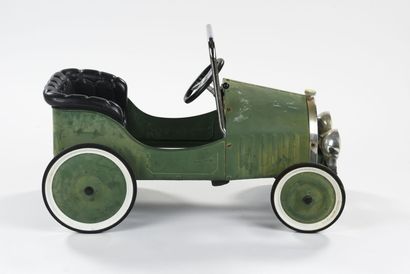 Voiture à pédales pour enfant 

En tôle verte,...