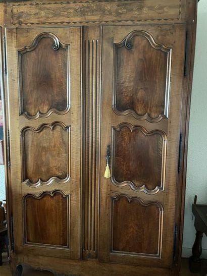 Armoire en noyer 19ème siècle.
258 x 155...