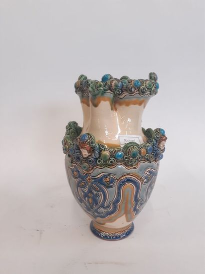Pichet en faience 
H : 27 cm 
Signé et daté...