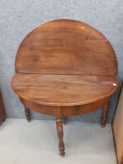 Table plateau pliant
H : 74 cm L : 114 cm...