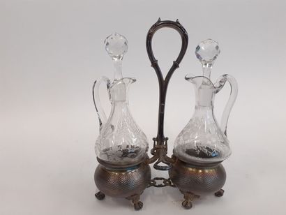 Huilier vinaigrier en métal argenté et verre...