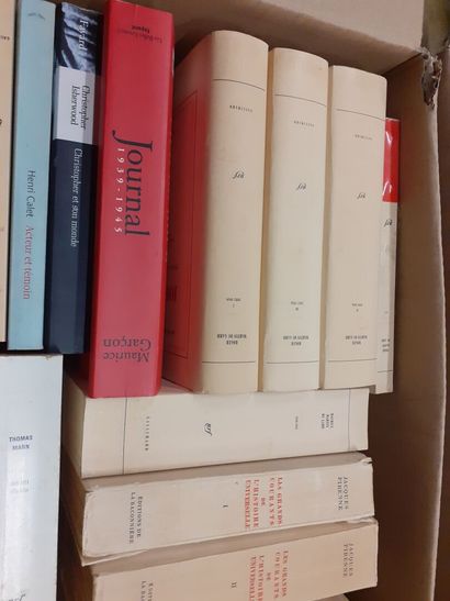 Lot de quatre cartons de livres comprenant...