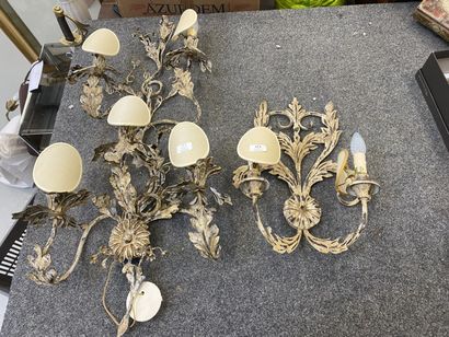 trois appliques en tole laquée à décor de...