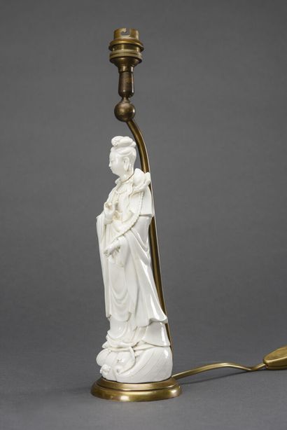 Paire de guanyin en porcelaine blanche montées...