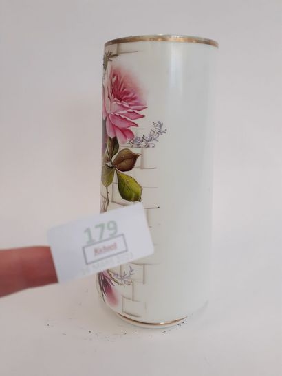 Vase en verre émaillé à décor de fleurs 
H...