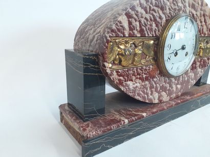 Pendule en marbre 1930
H : 27 L : 45 P :...