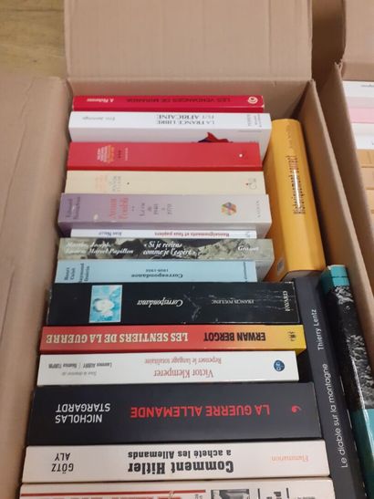 Lot de quatre cartons de livres dont des...