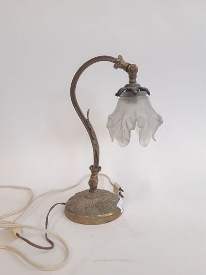 Lampe de bureau en laiton et verre opalin
H...