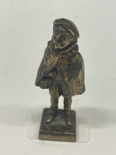 Sujet en métal écolier 
H : 7.5 cm
