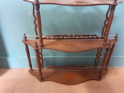 Etagère d'applique en acajou et acajou tourné...