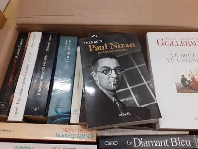Lot de quatre cartons de livres comprenant...