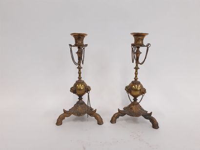 Paire de bougeoirs en laiton doré 
H : 26...