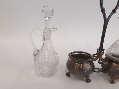 Huilier vinaigrier en métal argenté et verre...