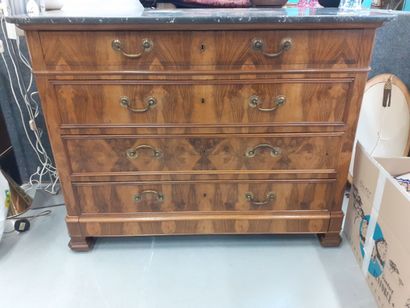 Commode en bois naturel ouvrant par trois...